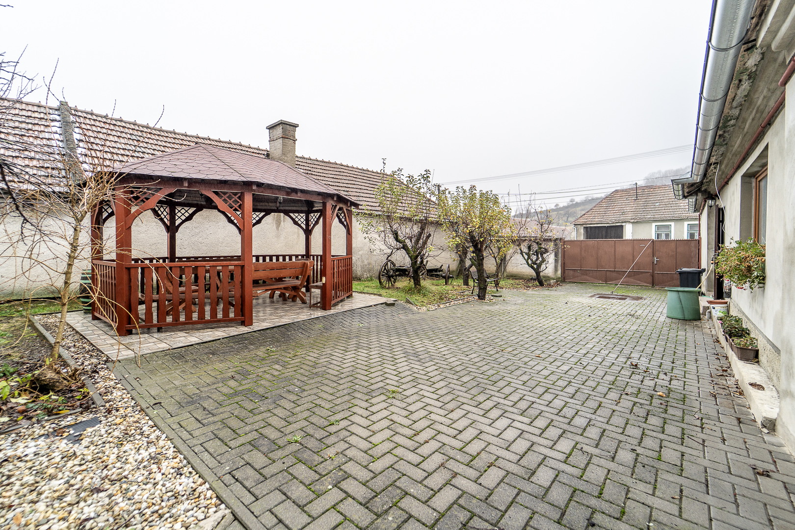 Dom s veľkým pozemkom v Doľanoch