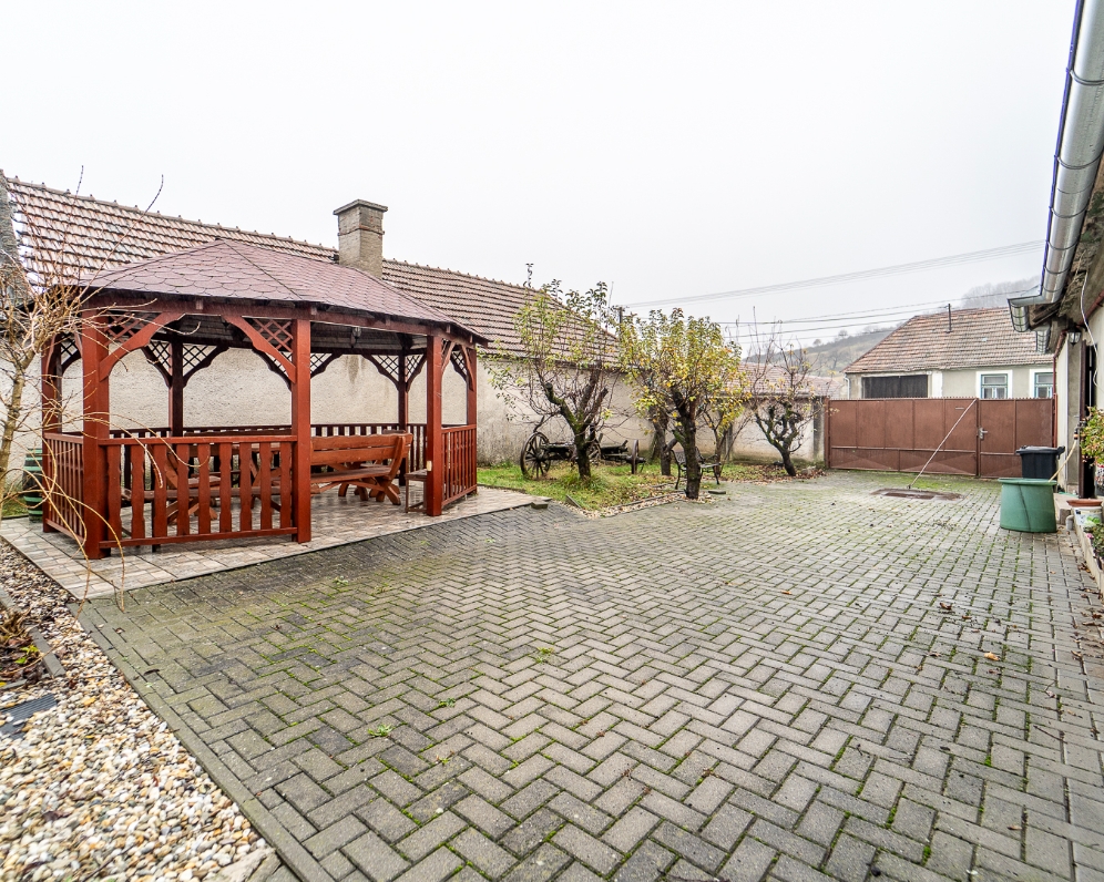 Rodinný dom s veľkým pozemkom - Doľany.